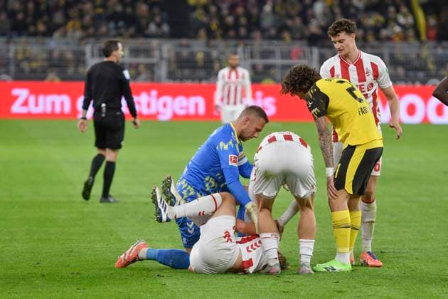 Timo Hübers Huebers Koeln 4 injured on the ground, Marvin Schwäbe Schwaebe Koeln 1 Kristoffer Lund Koeln 32 Karim Adeyemi Dortmund 27 Eric Martel Koeln 6 bent over him 25 10 2025 Football Borussia Dortmund vs 1 FC Koeln , Signal Iduna Park, Dortmund, DFB DFL REGULATIONS PROHIBIT ANY USE OF PHOTOGRAPHS AS IMAGE SEQUENCES AND OR QUASI VIDEO Copyright: xpepphotox xSaschaxWeizx pep00321, pep_20251025_hm_177731