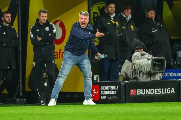 Dortmund, Signal Iduna Park, 25 10 25, GER, Men, 1 Bundesliga, Season 2025 2026, Borussia Dortmund 1 FC Koeln, Lukas Kwasniok head coach 1 FC Koeln gesticulates, DFB DFL REGULATIONS PROHIBIT ANY USE OF PHOTOGRAPHS AS IMAGE SEQUENCES AND OR QUASI VIDEO Copyright: JoachimxBywaletz xJB-Sportfoto
