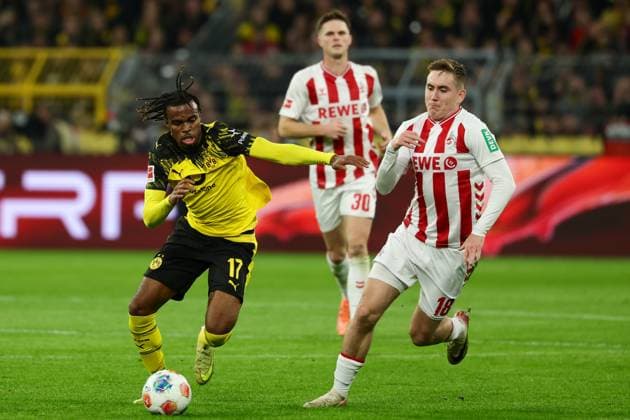 Dortmund, Signal Iduna Park, 25 10 25, GER, Men, 1 Bundesliga, Season 2025 2026, Borussia Dortmund 1 FC Koeln, Carney Chukwuemeka Borussia Dortmund and Isak Johannesson 1 FC Koeln in a duel, DFB DFL REGULATIONS PROHIBIT ANY USE OF PHOTOGRAPHS AS IMAGE SEQUENCES AND OR QUASI VIDEO Copyright: JoachimxBywaletz xJB-Sportfoto