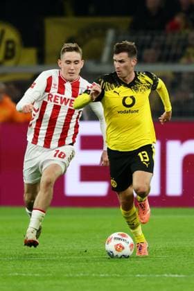 Dortmund, Signal Iduna Park, 25 10 25, GER, Men, 1 Bundesliga, Season 2025 2026, Borussia Dortmund 1 FC Koeln, Isak Johannesson 1 FC Koeln and Pascal Gross Borussia Dortmund in a duel, DFB DFL REGULATES PROHIBIT ANY USE OF PHOTOGRAPHS AS IMAGE SEQUENCES AND OR QUASI VIDEO Copyright: JoachimxBywaletz xJB-Sportfoto