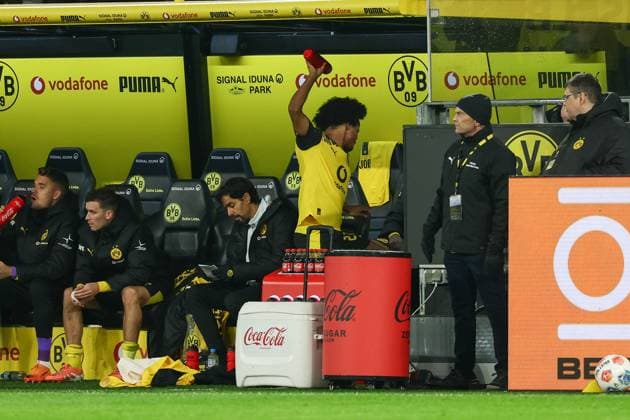 Dortmund, Signal Iduna Park, 25 10 25, GER, Men, 1 Bundesliga, Season 2025 2026, Borussia Dortmund 1 FC Koeln, Karim Adeyemi Borussia Dortmund throws a bottle DFB DFL REGULATIONS PROHIBIT ANY USE OF PHOTOGRAPHS AS IMAGE SEQUENCES AND OR QUASI VIDEO Copyright: JoachimxBywaletz xJB-Sportfoto