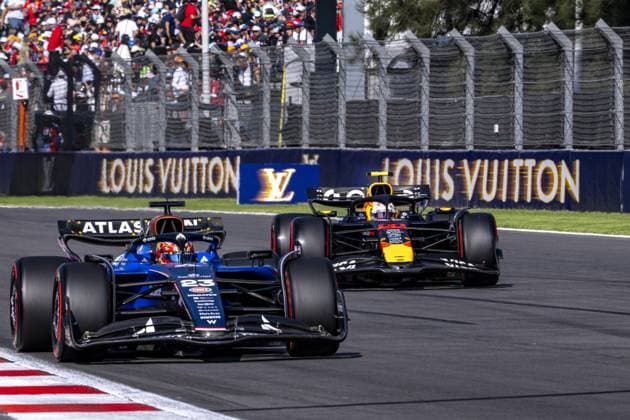 Alexander Albon driving Williams FW47 (L) and Yuki Tsunoda driving Red Bull Racing RB21 (R) during qualifying ahead of the F1 Grand Prix of Mexico at Autodromo Hermanos Rodriguez on October 25, 2025 in Mexico City, Mexico. Copyright: xRichardxCallis SPPx Sportspressphoto_SPR51514