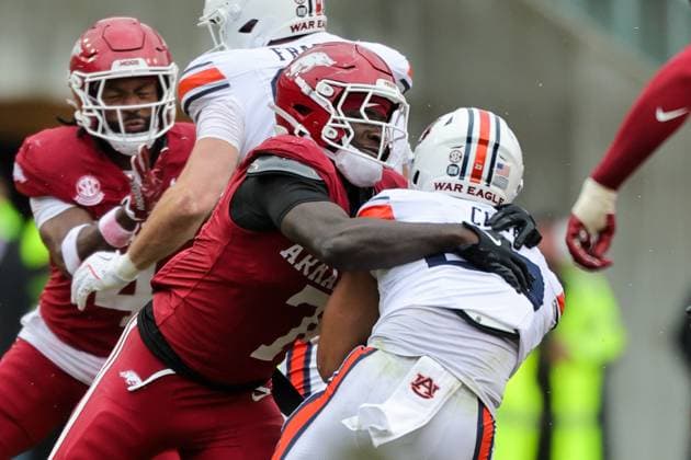 October 25, 2025: Arkansas line backer Bradley Shaw (7) wraps up Auburn running back Jeremiah Cobb (23) at the line. Auburn defeated Arkansas 33-24 in Fayetteville, AR. CSM Fayetteville USA - ZUMAcm9_ 20251025_faf_cm9_004 Copyright: xRicheyxMillerx