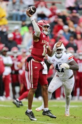 October 25, 2025: Taylen Green (10) Arkansas quarterback raises up on his toes to make a throw out into the flats. .Auburn defeated Arkansas 33-24 in Fayetteville, AR. CSM Fayetteville USA - ZUMAcm9_ 20251025_faf_cm9_023 Copyright: xRicheyxMillerx