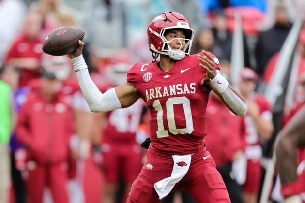 October 25, 2025: Razorback quarterback Taylen Green (10) sets up in the pocket preparing to throw down field. .Auburn defeated Arkansas 33-24 in Fayetteville, AR. CSM Fayetteville USA - ZUMAcm9_ 20251025_faf_cm9_062 Copyright: xRicheyxMillerx