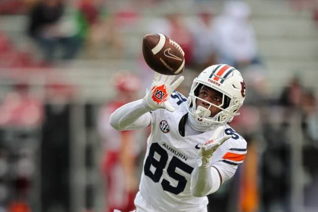 October 25, 2025: Tigers wide receiver CamRon King (85) eyes a ball coming towards him. Auburn defeated Arkansas 33-24 in Fayetteville, AR. CSM Fayetteville USA - ZUMAcm9_ 20251025_faf_cm9_072 Copyright: xRicheyxMillerx