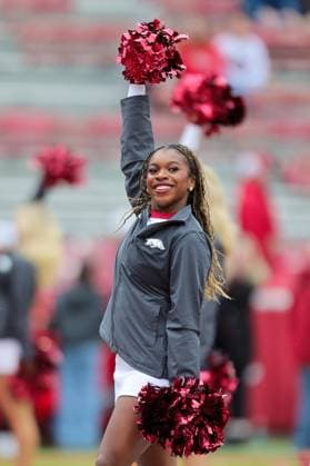 October 25, 2025: A member of the Arkansas dance team performs on the field. Auburn defeated Arkansas 33-24 in Fayetteville, AR. CSM Fayetteville USA - ZUMAcm9_ 20251025_faf_cm9_107 Copyright: xRicheyxMillerx