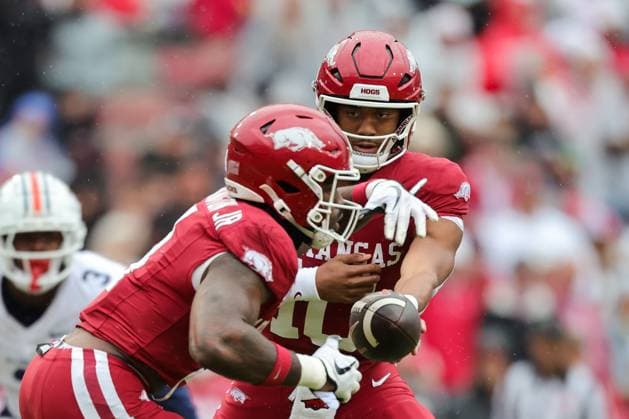 October 25, 2025: Taylen Green (10) Arkansas QB places the ball in the belly of running Mike Washington Jr. (4)..Auburn defeated Arkansas 33-24 in Fayetteville, AR. CSM Fayetteville USA - ZUMAcm9_ 20251025_faf_cm9_120 Copyright: xRicheyxMillerx