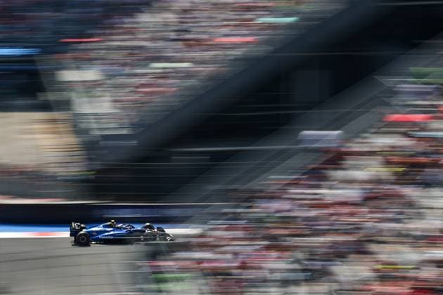 (251026) -- MEXICO CITY, Oct. 26, 2025 -- Williams Spanish driver Carlos Sainz competes during the practice session of the 2025 Formula One Mexico City Grand Prix at the Hermanos Rodriguez Circuit in Mexico City, Mexico, Oct. 25, 2025. (Photo by Xinhua) (SP)MEXICO-MEXICO CITY-F1-GRAND PRIX-PRACTICE SESSIONS SongxHaiyuan 
