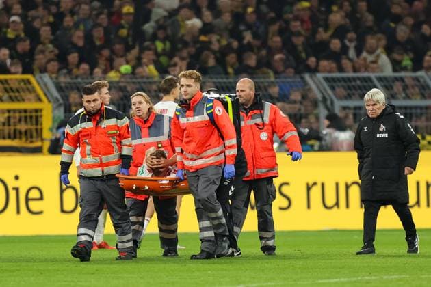Injury to Timo Huebers 1 FC Koeln, 4 GER, Borussia Dortmund v 1 FC Koeln, Football, 1 Liga, Matchday 8, Season 2025 2026, 25 10 2025 DFL REGULATES PROHIBIT ANY USE OF PHOTOGRAPHS AS IMAGE SEQUENCES AND OR QUASI VIDEO GER, Borussia Dortmund v 1 FC Koeln, Football, 1 Liga, Matchday 8, Season 2025 2026, 25 10 2025 Dortmund Copyright: xEibner-Pressefoto FrankxZeisingx EP_FZG