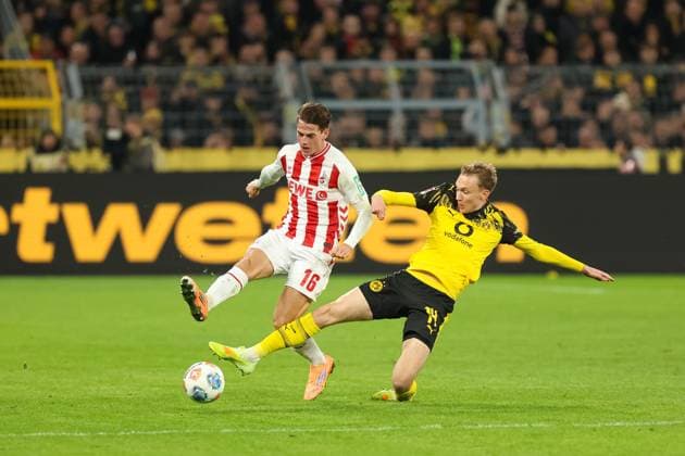 duel between Jakub Kaminski 1 FC Koeln, 16 and Maximilian Beier Borussia Dortmund, 14 GER, Borussia Dortmund vs 1 FC Koeln, Football, 1 Liga, Matchday 8, Season 2025 2026, 25 10 2025 DFL REGULATES PROHIBIT ANY USE OF PHOTOGRAPHS AS IMAGE SEQUENCES AND OR QUASI VIDEO GER, Borussia Dortmund vs 1 FC Koeln, Football, 1 Liga, Matchday 8, Season 2025 2026, 25 10 2025 Dortmund Copyright: xEibner-Pressefoto FrankxZeisingx EP_FZG