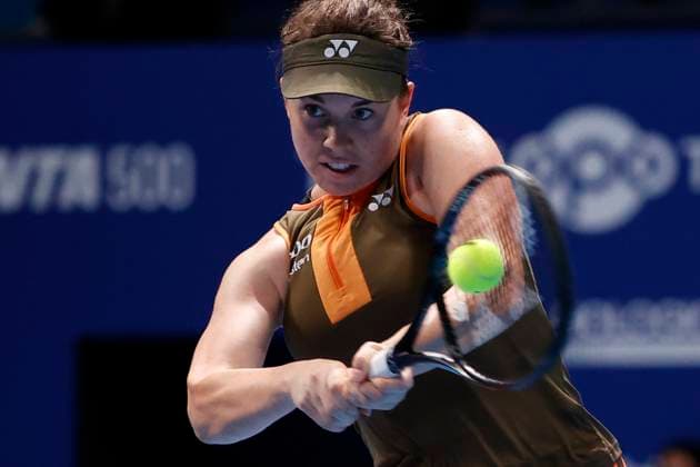 October 26, 2025, Tokyo, Japan: Linda NOSKOVA (CZE) returns a shot against Belinda BENCIC (SUI) during the final match of the Toray Pan Pacific Open Tennis at Ariake Colosseum in Tokyo. The tournament runs from October 20 to 26. Bencic won 6-2, 6-3. Tokyo Japan - ZUMAm191 20251026_aap_m191_024 Copyright: xRodrigoxReyesxMarinx