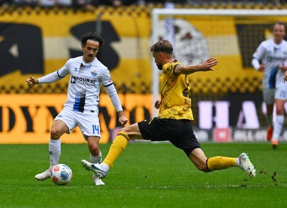 v l Mika Baur Paderborn , Lars Bünning Dresden , 25 10 2025, Football, GER, Saison 2025 2026, 2 Bundesliga, Zweite Liga, 10 Spieltag, Rudolf Harbig Stadion Dresden, SG Dynamo Dresden SC Paderborn 07, DFB AND DFL REGULATIONS PROHIBIT ANY USE OF PHOTOGRAPHS as IMAGE SEQUENCES and or QUASI VIDEO,