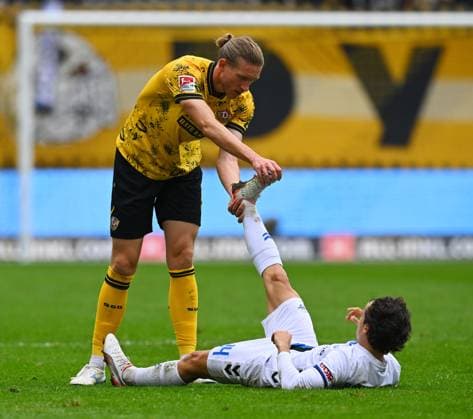v l Vinko Sapina Dresden stretches Mika Baur Paderborn , 25 10 2025, Football, GER, Season 2025 2026, 2 Bundesliga, Zweite Liga, 10 Matchday, Rudolf Harbig Stadion Dresden, SG Dynamo Dresden SC Paderborn 07, DFB AND DFL REGULATIONS PROHIBIT ANY USE OF PHOTOGRAPHS as IMAGE SEQUENCES and or QUASI VIDEO,