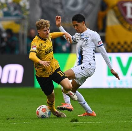 v l Dominik Kother Dresden , Santiago Castaneda Paderborn , 25 10 2025, Football, GER, Saison 2025 2026, 2 Bundesliga, Zweite Liga, 10 Spieltag, Rudolf Harbig Stadion Dresden, SG Dynamo Dresden SC Paderborn 07, DFB AND DFL REGULATIONS PROHIBIT ANY USE OF PHOTOGRAPHS as IMAGE SEQUENCES and or QUASI VIDEO,