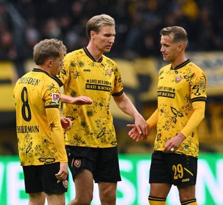 v l Luca Herrmann, Vincent Vermeij and Lukas Boeder all Dresden disappointed, 25 10 2025, Football, GER, Season 2025 2026, 2 Bundesliga, Zweite Liga, 10 Matchday, Rudolf Harbig Stadion Dresden, SG Dynamo Dresden SC Paderborn 07, DFB AND DFL REGULATIONS PROHIBIT ANY USE OF PHOTOGRAPHS AS IMAGE SEQUENCES AND OR QUASI VIDEO,