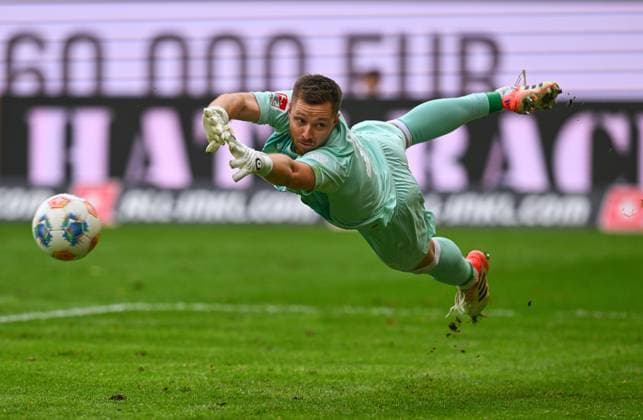 the ball for 2 1 for Paderborn hits the box of goalkeeper Lennart Grill Dresden, 25 10 2025, Football, GER, Season 2025 2026, 2 Bundesliga, Second League, Matchday 10, Rudolf Harbig Stadion Dresden, SG Dynamo Dresden SC Paderborn 07, DFB AND DFL REGULATIONS PROHIBIT ANY USE OF PHOTOGRAPHS as IMAGE SEQUENCES and or QUASI VIDEO,