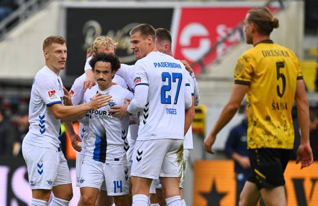 2 1 Goal celebration, Paderborn cheering, in the middle scorer Mika Baur 14, Paderborn did not want to cheer, on the right Vinko Sapina Dresden , 25 10 2025, Football, GER, Season 2025 2026, 2 Bundesliga, Second League, Matchday 10, Rudolf Harbig Stadion Dresden, SG Dynamo Dresden SC Paderborn 07, DFB AND DFL REGULATIONS PROHIBIT ANY USE OF PHOTOGRAPHS as IMAGE SEQUENCES and or QUASI VIDEO,