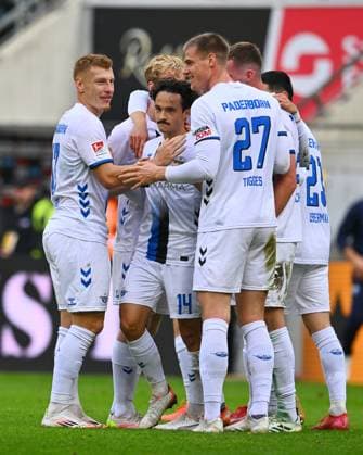 2 1 Goal celebration, Paderborn cheering, in the middle goal scorer Mika Baur 14, Paderborn did not want to cheer, 25 10 2025, Football, GER, Season 2025 2026, 2 Bundesliga, Zweite Liga, 10 Matchday, Rudolf Harbig Stadion Dresden, SG Dynamo Dresden SC Paderborn 07, DFB AND DFL REGULATIONS PROHIBIT ANY USE OF PHOTOGRAPHS as IMAGE SEQUENCES and or QUASI VIDEO,