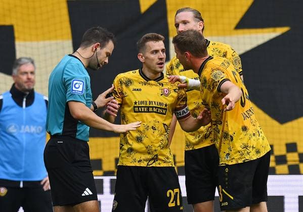 from right Christoph Daferner, Vinko Sapina and Niklas Hauptmann all Dresden discuss with referee Wolfgang Haslberger about the penalty whistle against Dresden, 25 10 2025, Soccer, GER, Season 2025 2026, 2 Bundesliga, Zweite Liga, 10 Matchday, Rudolf Harbig Stadion Dresden, SG Dynamo Dresden SC Paderborn 07, DFB AND DFL REGULATIONS PROHIBIT ANY USE OF PHOTOGRAPHS as IMAGE SEQUENCES and or QUASI VIDEO,