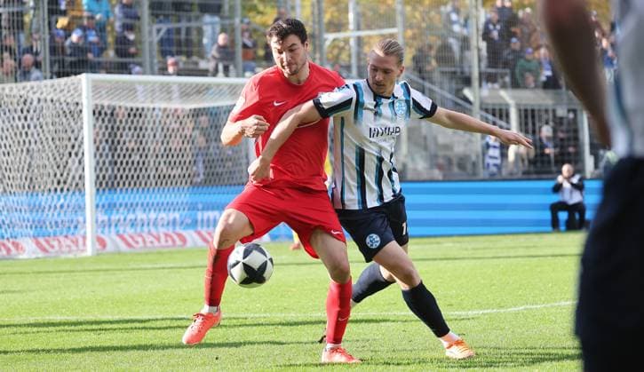 Stuttgart , Soccer Regionalliga , SV Stuttgarter Kickers vs TSV Schott Mainz , from left Nils Gans Mainz Marlon Faß Kickers