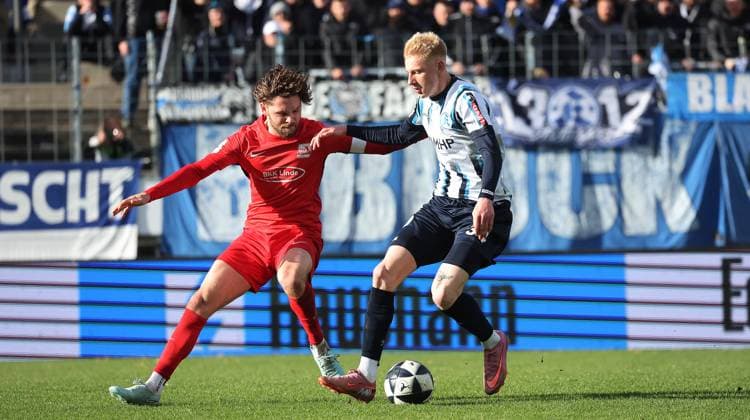 Stuttgart , Soccer Regionalliga , SV Stuttgarter Kickers vs TSV Schott Mainz , from left Jost Mairose Mainz Oskar Hencke Kickers