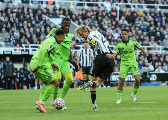 Premier League Newcastle United v Fulham Nick Woltemade of Newcastle United flicks the ball during the Premier League match Newcastle United vs Fulham at St. James s Park, Newcastle, United Kingdom, 25th October 2025 (Photo by Richard Bierton News Images) Newcastle St. James s Park Tyne and Wear United Kingdom Copyright: xRichardxBierton NewsxImagesx