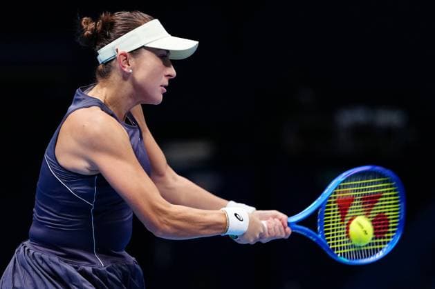 (251026) -- TOKYO, Oct. 26, 2025 -- Belinda Bencic of Switzerland hits a return during the women s singles final match between Belinda Bencic of Switzerland and Linda Noskova of the Czech Republic at the Pan Pacific Open tennis tournament in Tokyo, Japan, on Oct. 26, 2025. ) (SP)JAPAN-TOKYO-TENNIS WTA, Tennis Damen PPO-WOMEN S SINGLES-FINAL JiaxHaocheng 