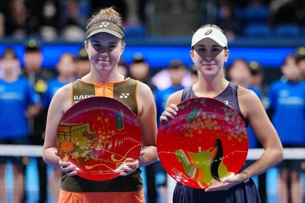 (251026) -- TOKYO, Oct. 26, 2025 -- Belinda Bencic (R) of Switzerland and Linda Noskova of the Czech Republic pose during the awarding ceremony after the women s singles final match at the Pan Pacific Open tennis tournament in Tokyo, Japan, on Oct. 26, 2025. ) (SP)JAPAN-TOKYO-TENNIS WTA, Tennis Damen PPO-WOMEN S SINGLES-FINAL JiaxHaocheng 