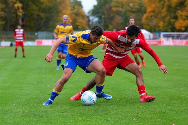 Picture from left Marcel Hoppe 15 FC Carl Zeiss Jena vs Osman Atilgan 99 Greifswalder FC Regionalliga Nordost Greifswalder FC red vs FC Carl Zeiss Jena yellow 25 10 2025 in Greifswald