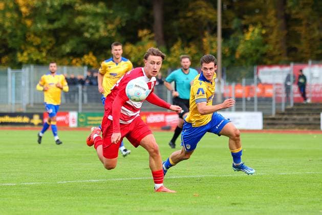 Picture from left Theo Harz 33 Greifswalder FC vs Marcel Hoppe 15 FC Carl Zeiss Jena Regionalliga Nordost Greifswalder FC red vs FC Carl Zeiss Jena yellow 25 10 2025 in Greifswald