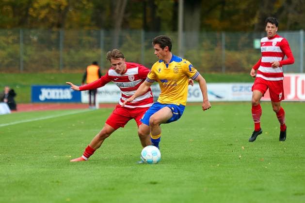 Picture from left Theo Harz 33 Greifswalder FC vs Marcel Hoppe 15 FC Carl Zeiss Jena Regionalliga Nordost Greifswalder FC red vs FC Carl Zeiss Jena yellow 25 10 2025 in Greifswald