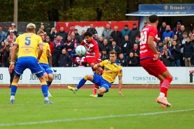 Picture from left Osman Atilgan 99 Greifswalder FC vs Maurice Hehne 6 FC Carl Zeiss Jena Regionalliga Nordost Greifswalder FC red vs FC Carl Zeiss Jena yellow 25 10 2025 in Greifswald