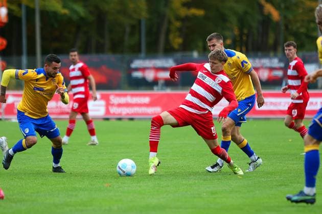 Picture from left Tristan Wagner 26 Greifswalder FC vs Moritz Fritz 23 FC Carl Zeiss Jena Regionalliga Nordost Greifswalder FC red vs FC Carl Zeiss Jena yellow 25 10 2025 in Greifswald