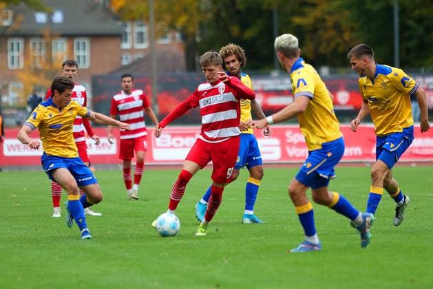 Picture from left Tristan Wagner 26 Greifswalder FC vs Marcel Hoppe 15 and Sören Reddemann 5 FC Carl Zeiss Jena Regionalliga Nordost Greifswalder FC red vs FC Carl Zeiss Jena yellow 25 10 2025 in Greifswald