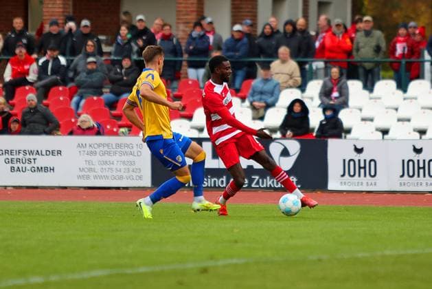 Picture from left Maurice Hehne 6 FC Carl Zeiss Jena vs Mc Moordy King Hüther 8 Greifswalder FC Regionalliga Nordost Greifswalder FC red vs FC Carl Zeiss Jena yellow 25 10 2025 in Greifswald