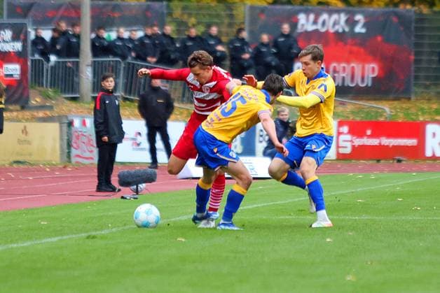 Picture from left Joe Joe Richardson 10 Greifswalder FC vs Marcel Hoppe 15 FC Carl Zeiss Jena Regionalliga Nordost Greifswalder FC red vs FC Carl Zeiss Jena yellow 25 10 2025 in Greifswald