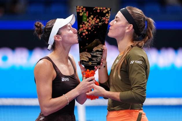 (251026) -- TOKYO, Oct. 26, 2025 -- Timea Babos (R, Hungary) Luisa Stefani (Brazil) celebrate during the awarding ceremony for the women s doubles final match between Timea Babos (Hungary) Luisa Stefani (Brazil) and Anna Danilina (Kazakhstan) Aleksandra Krunic (Serbia) at the Pan Pacific Open tennis tournament in Tokyo, Japan, on Oct. 26, 2025. ) (SP)JAPAN-TOKYO-TENNIS WTA, Tennis Damen PPO-WOMEN S DOUBLES-FINAL JiaxHaocheng 