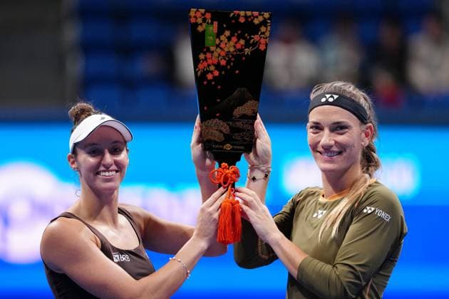 (251026) -- TOKYO, Oct. 26, 2025 -- Timea Babos (R, Hungary) Luisa Stefani (Brazil) celebrate during the awarding ceremony for the women s doubles final match between Timea Babos (Hungary) Luisa Stefani (Brazil) and Anna Danilina (Kazakhstan) Aleksandra Krunic (Serbia) at the Pan Pacific Open tennis tournament in Tokyo, Japan, on Oct. 26, 2025. ) (SP)JAPAN-TOKYO-TENNIS WTA, Tennis Damen PPO-WOMEN S DOUBLES-FINAL JiaxHaocheng 