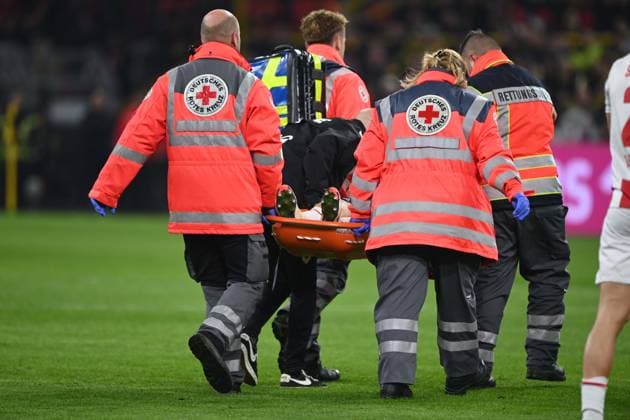 Timo HUEBERS Hübers, K , injured, injury, is carried out of the stadium by medics, Football 1 Bundesliga, 8 Matchday, matchday8, Borussia Dortmund DO 1 FC Koeln K 1 0 on 25 10 2025 in Dortmund Germany UEFA regulations prohibit any use of photographs as image sequences and or quasi video Â