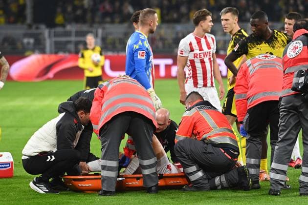 Timo HUEBERS Hübers, K lies injured on the pitch, injured, injury, is carried out of the stadium by paramedics, Football 1 Bundesliga, 8 Matchday, matchday8, Borussia Dortmund DO 1 FC Koeln K 1 0 on 25 10 2025 in Dortmund Germany UEFA regulations prohibit any use of photographs as image sequences and or quasi video Â