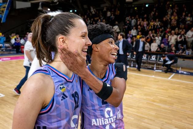 Basketball Berlin 25 10 2025 Season 2025 2026 Toyota DBBL 1 Bundesliga Women, Women Alba Berlin SYNTAINICS MBC Jubel Alba Lena Gohlisch Alba, No 12 Deeshyra Thomas Alba, No 21