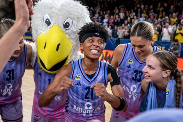 Basketball Berlin 25 10 2025 Season 2025 2026 Toyota DBBL 1 Bundesliga Women, Women Alba Berlin SYNTAINICS MBC Jubel Alba Deeshyra Thomas Alba, No 21 Emily Kiser Alba, No 33 Jo Raflo Alba, No 09