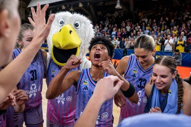 Basketball Berlin 25 10 2025 Season 2025 2026 Toyota DBBL 1 Bundesliga Women, Women Alba Berlin SYNTAINICS MBC Jubel Alba Deeshyra Thomas Alba, No 21 Emily Kiser Alba, No 33 Jo Raflo Alba, No 09