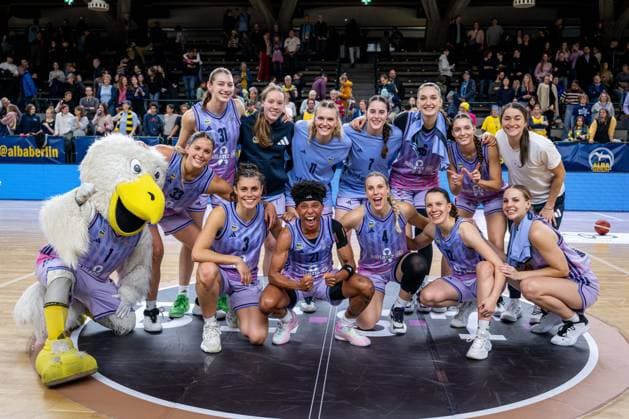 Basketball Berlin 25 10 2025 Season 2025 2026 Toyota DBBL 1 Bundesliga Women, Women Alba Berlin SYNTAINICS MBC Jubel Alba Albatros Mascot Emily Kiser Alba, No 33 Abby Muse Alba, No 31 Rosalie Esser Alba, No 22 Nina Rosemeyer Alba, No 11 Leoni Kreyenfeld Alba, No 07 Lilli Schultze Alba, No 16 Greta Scholle Alba, No 14 Leoni Kreyenfeld Alba, No 07 front Theresa Simon Alba, No 03 Deeshyra Thomas Alba, No 21 Marie Bertholdt Alba, No 04 Lena Gohlisch Alba, No 12 Jo Raflo Alba, No 09