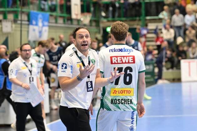 GER, 1 HBL, BHC06, BHC06 SC DHfK Leipzig 25 10 2025,Wuppertal ,Unihalle, GER, 1 Liqui Moly HBL, BHC06 SC DHfK Leipzig 1 Liqui Moly HBL regulations prohibit any use of photographs as image sequences and or quasi video im Bild Trainer Raul Alonso SC DHFK Leipzig Trainer Pavel Prokoec Eintracht Hagen hands raised NordphotoxGmbHx xFreund nph00018