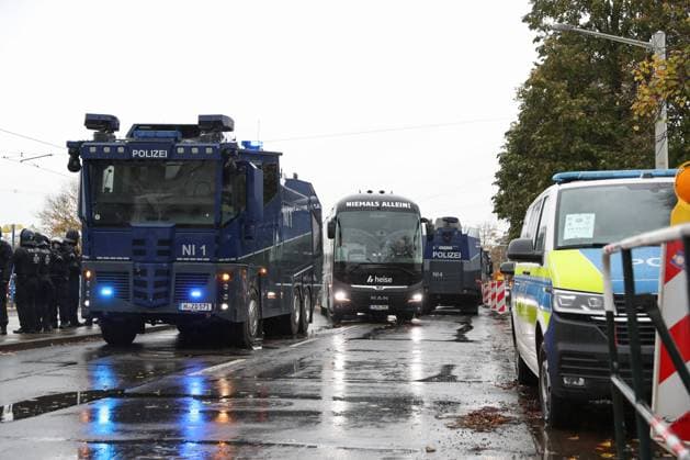 26 10 2025, xtgx, Football 2 Bundesliga, Eintracht Braunschweig Hannover 96 v l Arrival of the team of Hannover 96, bus, team bus, symbol photo, symbol image, symbol police police water cannon DFL DFB REGULATIONS PROHIBIT ANY USE OF PHOTOGRAPHS as IMAGE SEQUENCES and or QUASI VIDEO Braunschweig