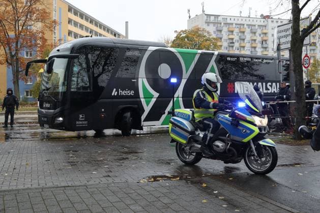26 10 2025, xtgx, Football 2 Bundesliga, Eintracht Braunschweig Hannover 96 v l Arrival of the Hannover 96 team, bus, team bus, symbol photo, symbol image, symbol police police officers DFL DFB REGULATIONS PROHIBIT ANY USE OF PHOTOGRAPHS as IMAGE SEQUENCES and or QUASI VIDEO Braunschweig