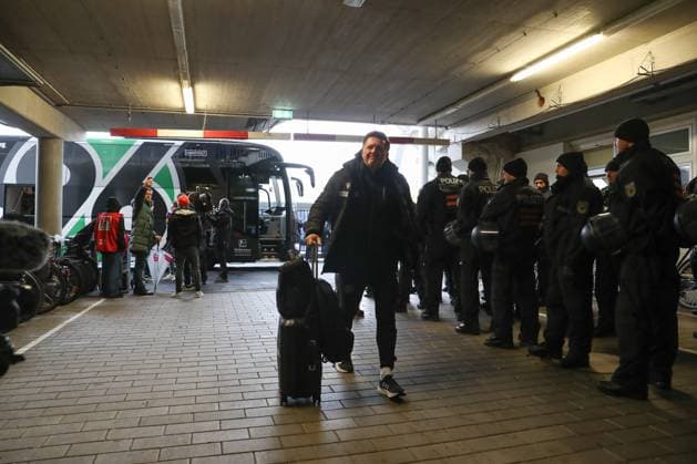 26 10 2025, xtgx, Soccer 2 Bundesliga, Eintracht Braunschweig Hannover 96 v l Arrival of the team of Hannover 96 around Christian Titz Hannover coach symbol photo, symbol image, symbol police officers DFL DFB REGULATIONS PROHIBIT ANY USE OF PHOTOGRAPHS as IMAGE SEQUENCES and or QUASI VIDEO Braunschweig