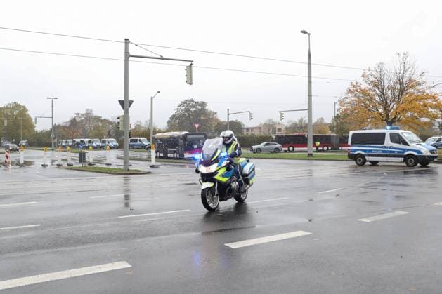 26 10 2025, xtgx, Soccer 2 Bundesliga, Eintracht Braunschweig Hannover 96 v l Arrival of guest fans symbol photo, symbol image, symbol police police officers DFL DFB REGULATIONS PROHIBIT ANY USE OF PHOTOGRAPHS as IMAGE SEQUENCES and or QUASI VIDEO Braunschweig